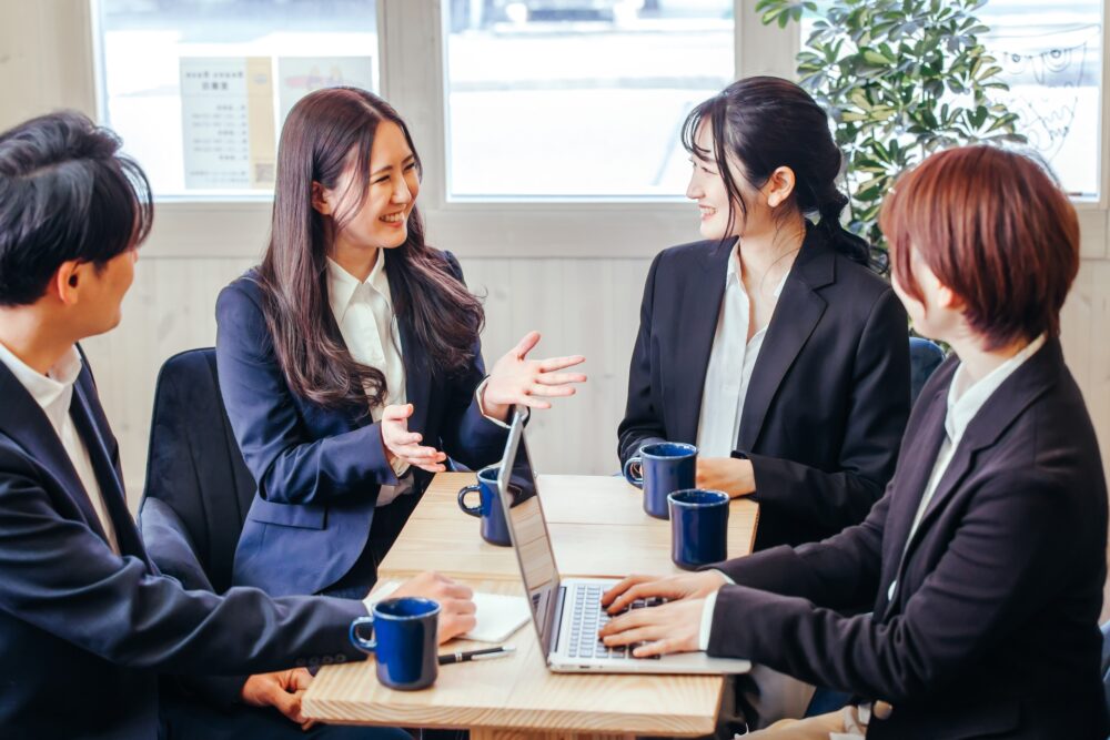 会議をしている男女